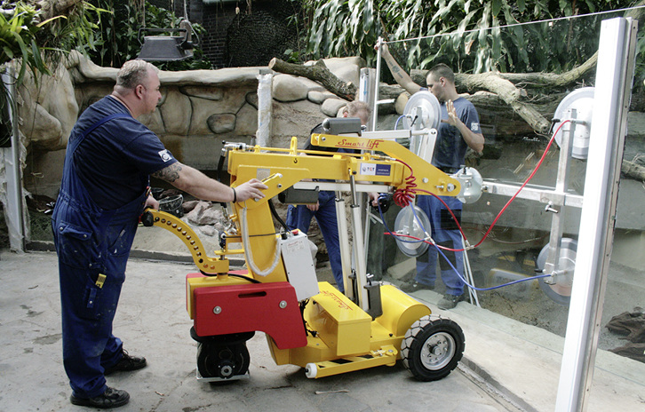 



Gerade, wenn der Handwerker in Innenräumen, wie hier im Kölner Zoo, Scheiben motieren muss, darf das Gerät nicht zu schwer sein und muss manchmal auf dem Weg zum Einsatzort auch durch enge Türen passen.
