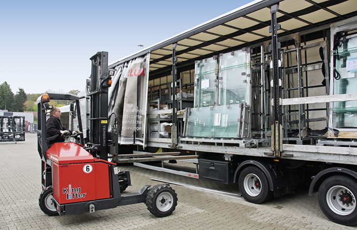 
Durch das neue Logistikkonzept können die Solarlux-Fahrer vorkonfektionierte, großformatige Bauelemente und auch Gläser alleine entladen; so braucht der Handwerksbetrieb dafür keine eigenen Leute mehr bereitstellen. 
