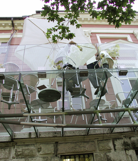 
Bei genauer Kenntnis der jeweiligen nationalen Anforderungen kann der Handwerker selbst aufwendige Ganzglaskonstruktionen leicht planen und ausführen.
