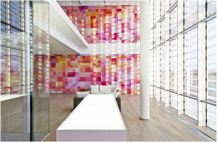 
Spannendes Spiel aus Licht und Schatten im Gebäudeinneren. Rechts im Bild sind die gläsernen Sonnenschutzlamellen von innen zu sehen.
