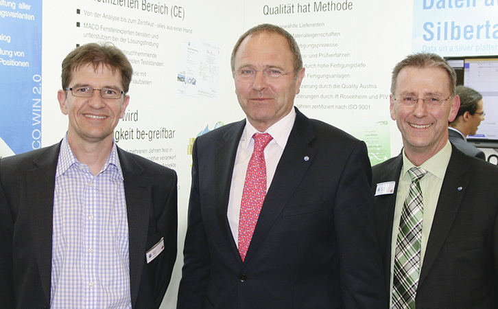 



Gut gelaunt auf der Messe: von links: Helmut Lang, Vertriebsleiter Deutschland, Maco- Geschäftsführer Jürgen Pratschke, Herbert Roland Steiner, Leiter Vertrieb und Marketing und Mitglied der Geschäftsleitung.
