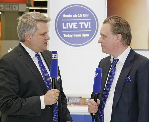 
Via Live-TV wurde vom Winkhaus-Messestand berichtet. Hier interviewt Marketingleiter Tobias Bartels Tilmann Winkhaus von der Unternehmensleitung.
