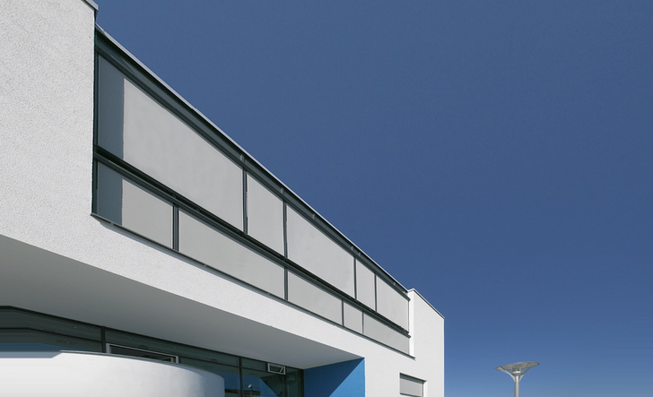 



Farbenspiele und Flächenbündigkeit bekommen mit ZIP-Systemen eine ganz neue Bedeutung, wenn es um die Gestaltung von Gebäuden mit Sonnenschutz geht.
