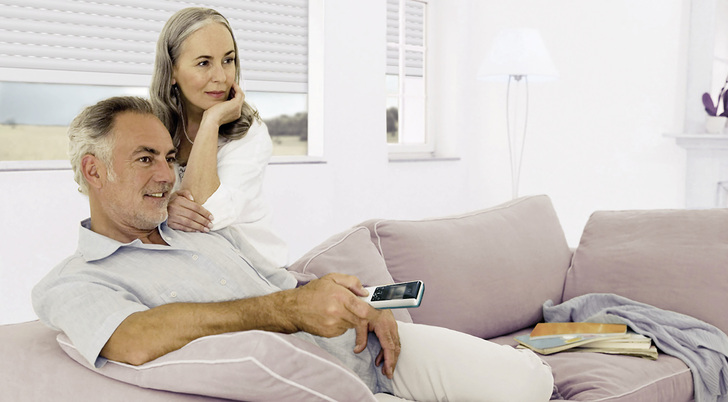 



Fernbedienbarer Sonnenschutz bietet die höchste Komfortstufe und ermöglicht den Zugriff von jedem Bereich der Wohnung.
