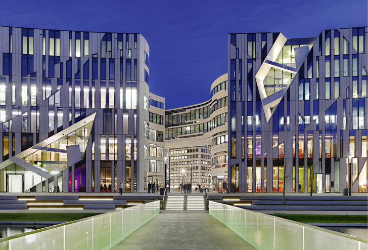 



 „Cuts“, messerscharfe kantige Einschnitte, zerschneiden und gliedern die Gebäudehülle des Düsseldorfer Kö-Bogens. Im Innenraum werden Gestaltungselemente aus der Fassade mit Designgläsern fortgeführt.
