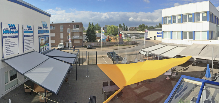 
Auch der Außenbereich des Firmengeländes wird zur Produktpräsentation benutzt. So lassen sich die Produkte im Bereich Sonnenschutz und Gartenmöbel gleich live erleben.
