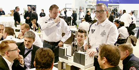 



In der Zufriedenheitsskala der Mitarbeiter steht Siegenia in Wilnsdorf in puncto Entwicklungs- und Weiterbildungsmöglichkeiten ganz vorn. Hier ein Blick auf den Siegenia-Messestand auf der frontale. 

