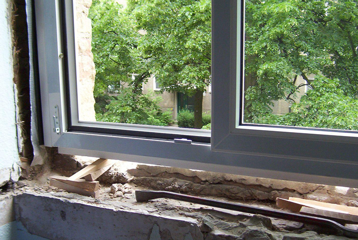 
Wer hat hier mehr versagt? Der Planer, der zur Fenstermontage planerisch untätig war, oder der Fensterbauer, der sein Element ohne Gedanken an die Befestigung oder Abdichtung montiert hat?
