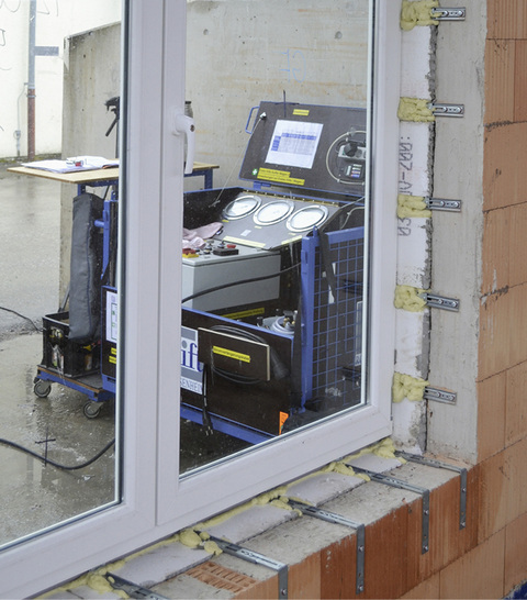 



Die Montagesituation mit Konsolen in einem Ziegelmauerwerk fällt jetzt nach dem Bild 5.2 im Montageleitfaden unter den Sonderfall 1. Hersteller müssten hier die entsprechenden Tragfähigkeiten ihrer Produkte bekannt geben.
