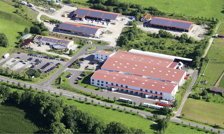 <p>
1000 Fensterelemente pro Tag werden auf 7500 m² Produktionsfläche gefertigt.
</p>