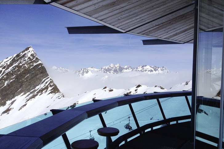 
Diese Brüstungsgläser einer Berghütte in den Alpen wurden aus VSG mit einer Saflex DG Zwischenlage gefertigt.
