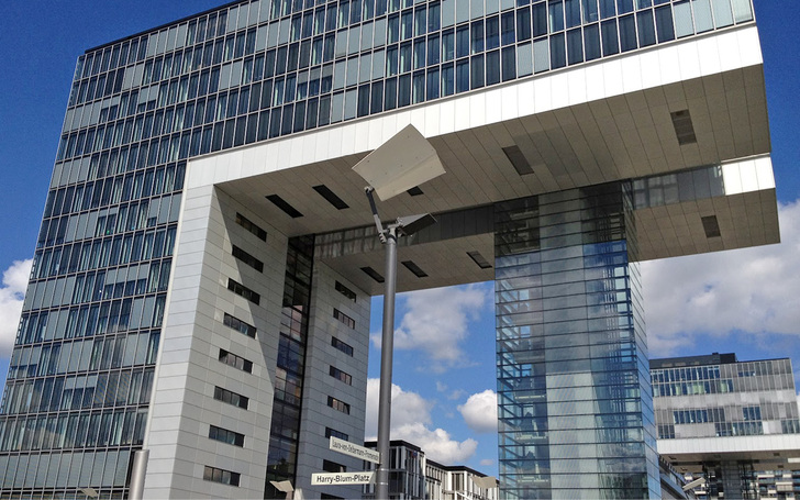 



Die unterschiedlichen Positionen der Behänge zeigen die unterschiedlichen Bedürfnisse der Büronutzer. Der Blendschutz stellt da aufgrund der vielen Bildschirmarbeitsplätze ganz besonders hohe Anforderungen an den Planer.
