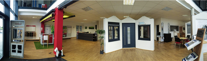 
Schon länger beschäftigt sich das Unternehmen König mit dem Thema Fenster. Auch in der neuen Ausstellung haben Fenster und Türen neben dem Sonnenschutz ihren eigenen erweiterten Auftritt. So können auch die Themenbereiche rund um das Fenster, wie z. B. Rollläden und Rollladenkästen, perfekt mit beraten werden.
