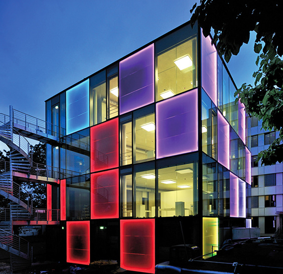 
Abb. 1: Große Glasflächen nutzen auch bei Plusenergiehäusern die Solarenergie. Der Energiewürfel der Stadtwerke Konstanz ist eines der ersten Plusenergie-Gebäude Deutschlands mit gewerblicher Nutzung.
