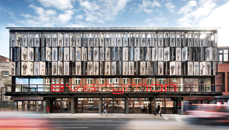 



Die 105 beweglichen Aluminiumpaneele an der Fassade bilden jeweils einen Bewohner der Stadt Liverpool ab.
