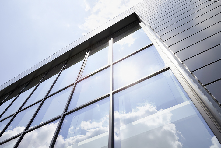 <p>
Hochtransparentes Fassadenglas sorgt für eine natürliche Belichtung, ergänzt durch die EDV-gesteuerte Verschattung.
</p>