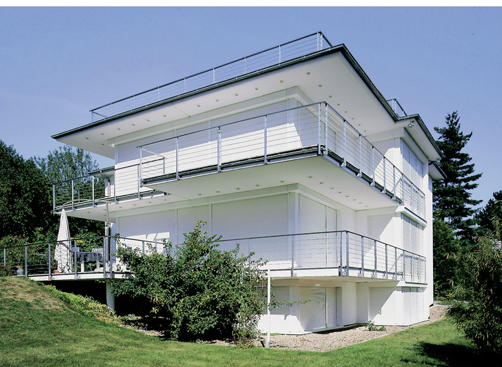 



Gerade einzeln stehende Häuser auf großen Grundstücken sind auf mechanischen Einbruchschutz angewiesen, wenn es darum geht den Einbrecher schon vor der Mahlzeit den Appetit zu verderben.
