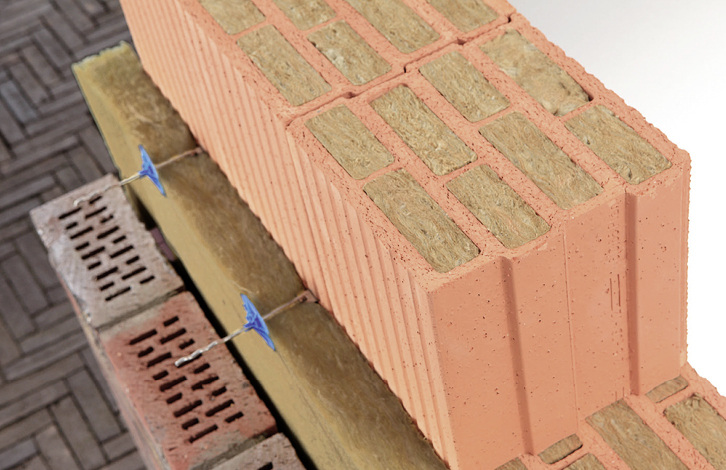 



Zweischalige Mauerwerksaufbauten mit Hohllochziegeln sind eine der Königsdiziplinen für Handwerker, wenn es darum gehen soll Fenster und Rollläden einbruchsicher zu befestigen. 
