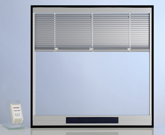 



Durch das im unteren Abstandhalter eingebaute Solar-Modul erfolgt die autarke Stromversorgung sowie eine über den Lichteinfall regelbare Automatikfunktion. Das mit einem trennbaren, flexiblen Kabelübergang versehene Bedienelement kann frei im Umfeld der Isolierglaseinheit platziert werden.
