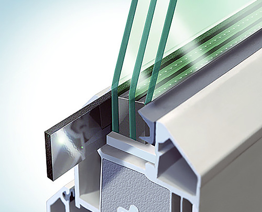 
„Dry Static Bonding“ von Lohmann basiert auf einer Isolierglasverklebung, bei der die Glasscheibe mit einem High-End-Klebeband direkt in den Fensterflügel geklebt wird.
