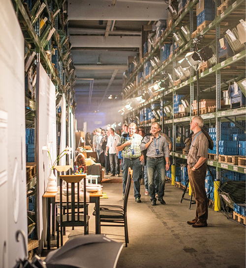 
Bevor die Gäste in das Festzelt eingelassen wurden, hatten sie Gelegenheit die Siegenia-Geschichte in einem Rundgang zu „erlaufen“.
