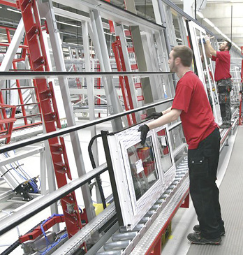 



2015 soll die Anzahl der tatsächlich eingebauten Fenster moderat zulegen. Aber das heißt nicht, dass diese Fenster alle in Deutschland hergestellt werden, wie hier auf dem Bild bei Aldra in Marl zu sehen. Viele angrenzende Länder importieren nach Deutschland.
