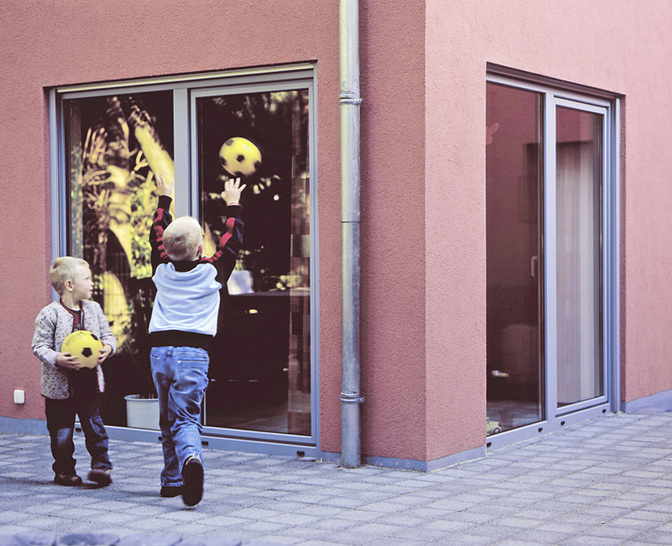 
Im Wohnbau gibt es in der Fassade und im Interieur viel Nachholbedarf bei der Verwendung von Sicherheitsgläsern, so die Meinung des Bundesverband Flachglas. 
