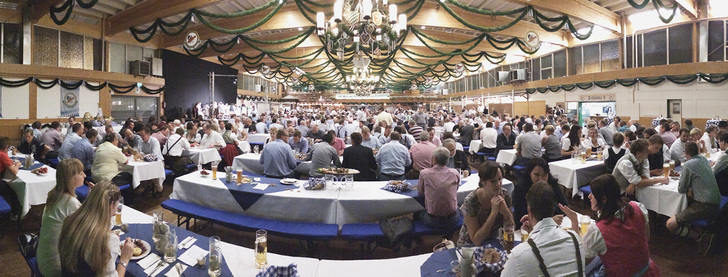 <p>
</p>

<p>
Trotz bescheidenen Zukunftsaussichten lässt sich die Branche das Feiern auf dem traditionellen Festabend in der in der Inntalhalle nicht nehmen.
</p> - © Foto: Olaf Vögele

