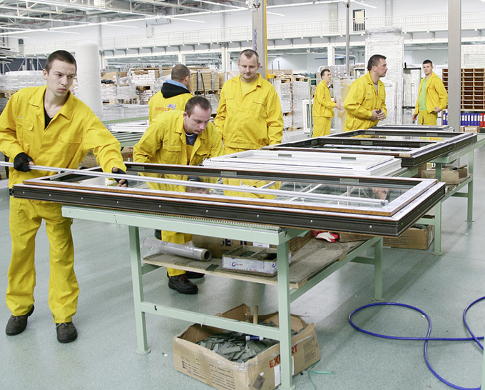 <p>
</p>

<p>
Fensterfertigung in der neuen Produktionshalle: Auffällig viele Mitarbeiter kümmern sich um eine reibungslose Produktion.
</p> - © Fotos: Daniel Mund


