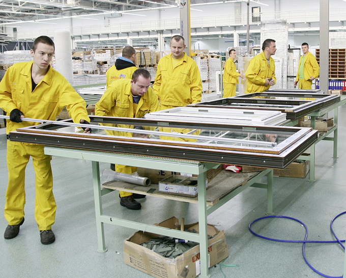 



Fensterfertigung in der neuen Produktionshalle: Auffällig viele Mitarbeiter kümmern sich um eine reibungslose Produktion.
