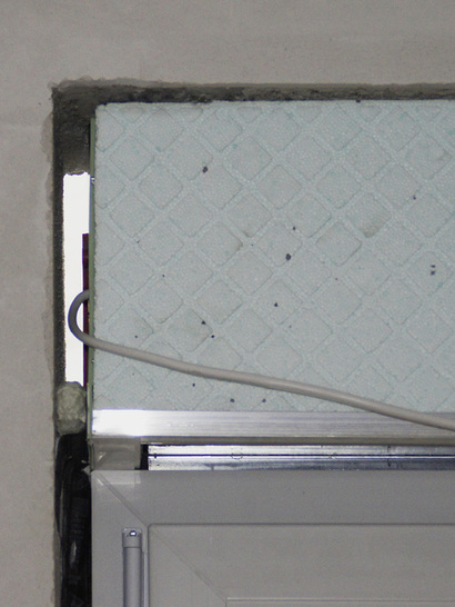 



Bei diesem Bauvorhaben meinte der Montagebetrieb alles richtig gemacht zu haben und vor allem, dass der RAL-Leitfaden nur für den Einbau und das Abdichten der Fenster gelte, nicht für den Rollladenkasten.
