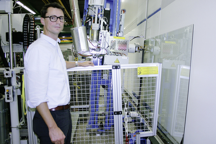 
Yannik Leroi und sein Team können mit der neuen TPS-Linie jetzt ISO-Formate bis 5,7 x 3,21 m fertigen. 
