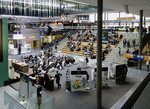 <p>
</p>

<p>
Das Atrium eignet sich mit seiner zentralen Lage im Eingangsbereich zu Flughafen, S-Bahn und den Parkhäusern, wie hier bei der Intergastra 2014, besonders gut zur Durchführung von Sonderveranstaltungen.
</p> - © Foto: Olaf Vögele

