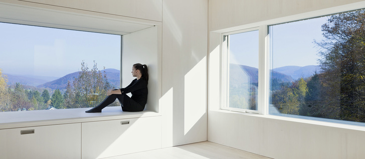 <p>
Beim Sunlighthouse von Velux bieten die Fensteröffnungen wunderschöne Ausblicke, holen Tageslicht ins Haus und maximieren die passiven Solargewinne. Gleichzeitig wird das Einfamilienhaus permanent mit Frischluft versorgt.
</p>