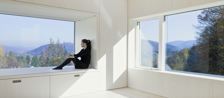 
Beim Sunlighthouse von Velux bieten die Fensteröffnungen wunderschöne Ausblicke, holen Tageslicht ins Haus und maximieren die passiven Solargewinne. Gleichzeitig wird das Einfamilienhaus permanent mit Frischluft versorgt.
