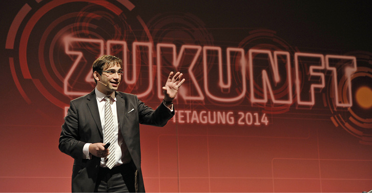 
Visionen sind sein Geschäft: Sven Gábor Jánszky als Redner auf einer Führungskräftetagung. 
