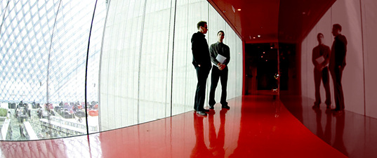 
Neben der neuen Reihe von „Superwarmgläsern“ war auch das vorspannbare, lackierte Floatglas „Lacobel T“ zu sehen, das sich für die Außen- und Innenanwendung eigne.



