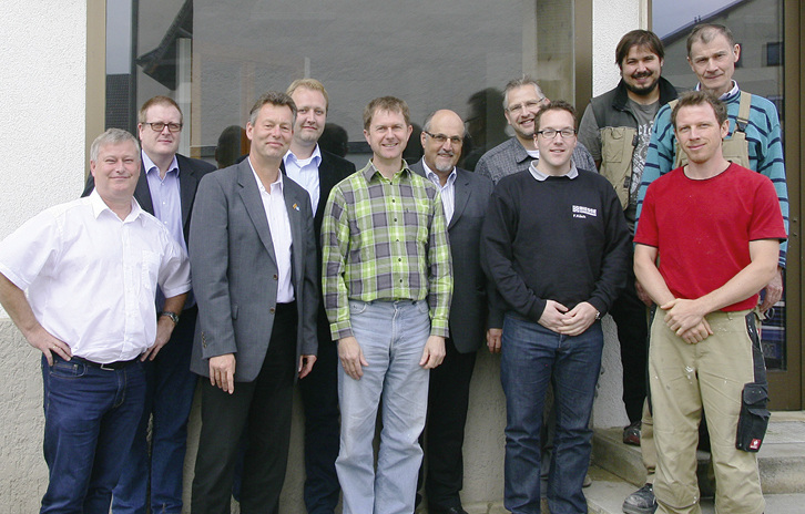 



Bei der Planung des neuen Fertigungslayouts steht der Fensterhersteller im Mittelpunkt. v.l.: Alfons Wachter (Meko), Thomas Reuter (ProLogic), Martin Kenntner und Engelbert Tiefenthaler (beide Leitz), Fensterhersteller Thomas Huber, Werner Spohn (Meko), Markus Süß und F. Küch (Biesse) sowie drei Mitarbeiter von Huber Fenster.
