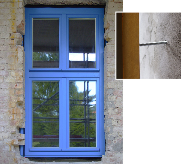 
Hier fehlt viel: Ein schwebendes Fenster mit enormer freier Schraubenlänge
