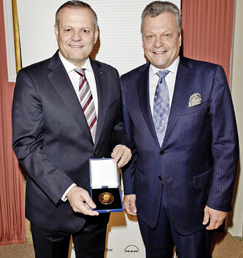 <p>
</p>

<p>
Bei der Preisverleihung: Andreas Engelhardt (l.), geschäftsführender und persönlich haftender Gesellschafter der Schüco International KG und Laudator Dr. Stephan Kufferath, Vorstand der GKD – Gebr. Kufferath AG. 
</p> - © Foto: Michael Tinnefeld, München

