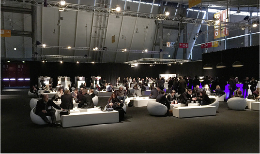 



Auch in Stuttgart zeigte sich das Ausstellungskonzept für Architekten wieder sehr gut besucht. Neben den Aussstellungsecken und das auf Innovationen reduzierte Produktangebot spielt der Dialog unter den Architekten eine wichtige Rolle. 
