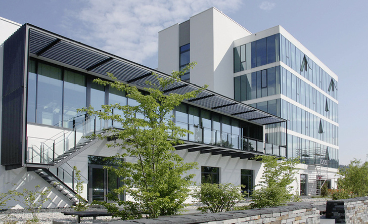 
Hier ein Objekt bei dem Sonder-Isoliergläser von Judenhofer eingesetzt sind, u.a. absturzsicheres 3-fach-ISO mit Stufen.
