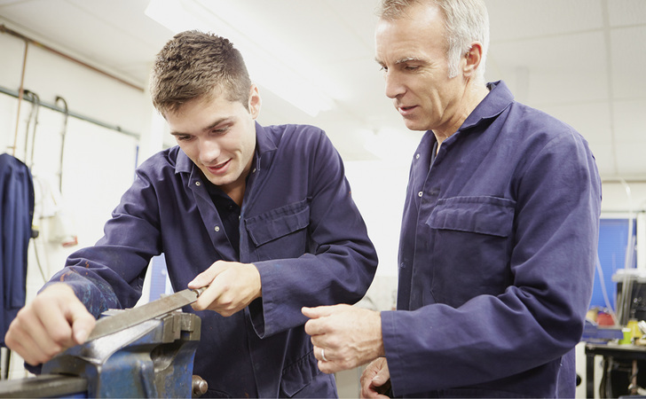 
Auf die klassische Ausbildung in der Werkstatt kann trotz aller Digitalisierung und Vernetzung nicht verzichtet werden. Hier werden die Grundlagen für das spätere Berufsleben geschaffen.



