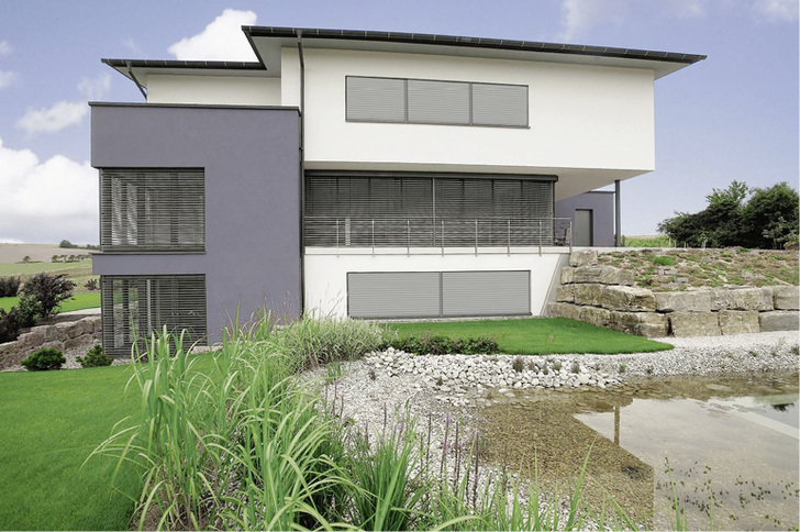 



Die heute stark favorisierte Bauweise mit großen Glasflächen bietet das optimale Einsatzgebiet für die Raffstoren. 
