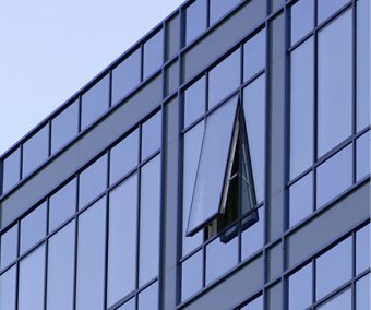 <p>
</p>

<p>
Die gläserne Fassadenplatte Slimwall ist mit einem Vakuum-Isolationspaneel im SZR ausgestattet.
</p> - © Foto: Pavel Vlasák, Saint-Gobain Glassolutions CZ, s.r.o.

