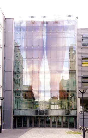 
Mit der VSG-Foliendruck-Technik lassen sich ansprechende Designs für technisch anspruchsvolle Glasfassaden umsetzen, die gleichzeitig auch hohe Sicherheitsanforderungen erfüllen können.
