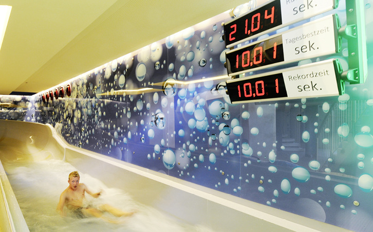 



Bedruckte Gläser für Feuchträume, wie in diesem Spa, müssen hoher Luftfeuchtigkeit mit Chlorluft und Spritzwasser sowie starken Reinigungsmitteln standhalten. Für den dimax Glasdruck im Bild wurden Solgel Tinten verwendet. 
