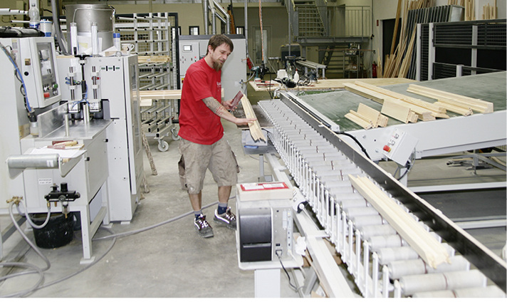 



Fensterfertigung mit BAZ: Ein Mitarbeiter kann die Anlage bestücken und die Fertigung überwachen. Kleine Losgrößen sind effizient abzubilden und die Maschine arbeitet weiter, wenn der Kollege Pause macht. 
