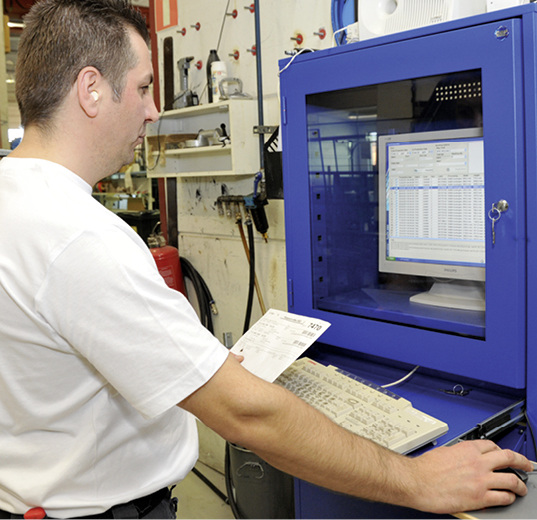 
Besitzt der Verarbeiter eine Betriebsdatenerfassung, werden alle Verarbeitungsinformationen gespeichert und an die folgenden Bearbeitungsstationen übergeben. 
