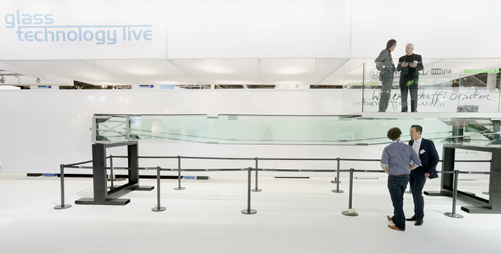 
01 Die gläserne Brücke der Entwickler von der Universität Dresden wurde auf der glasstec 2014 präsentiert.



